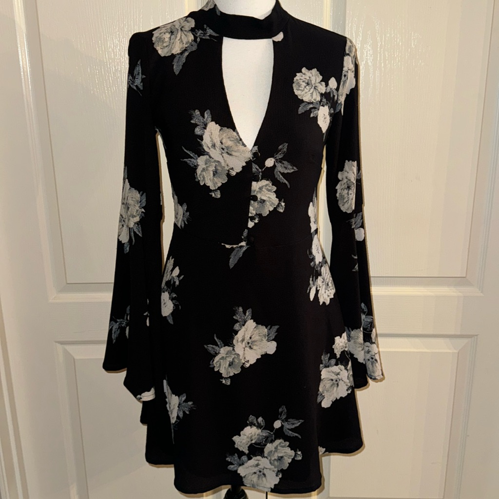 Juniors Floral Bell Sleeve Dress - Size Medium